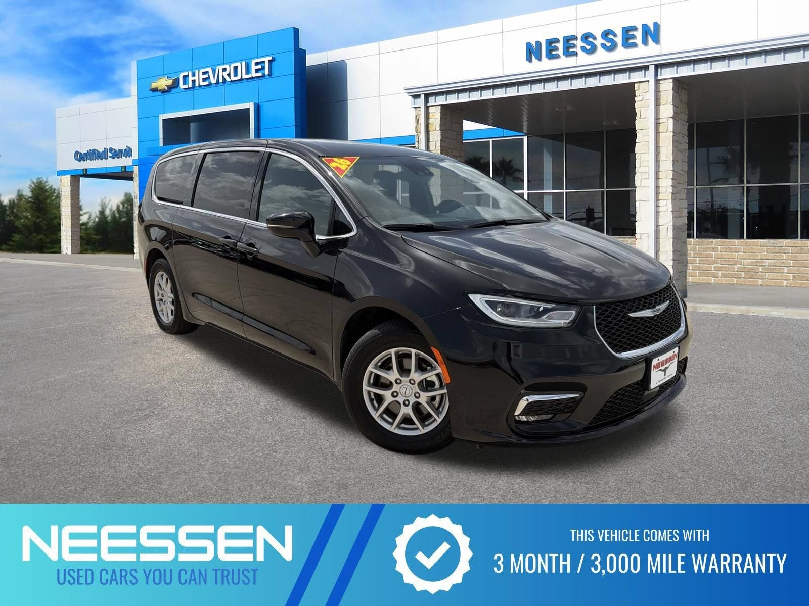 2026 Chrysler Pacifica Select in Diamond Black C — front three-quarter view